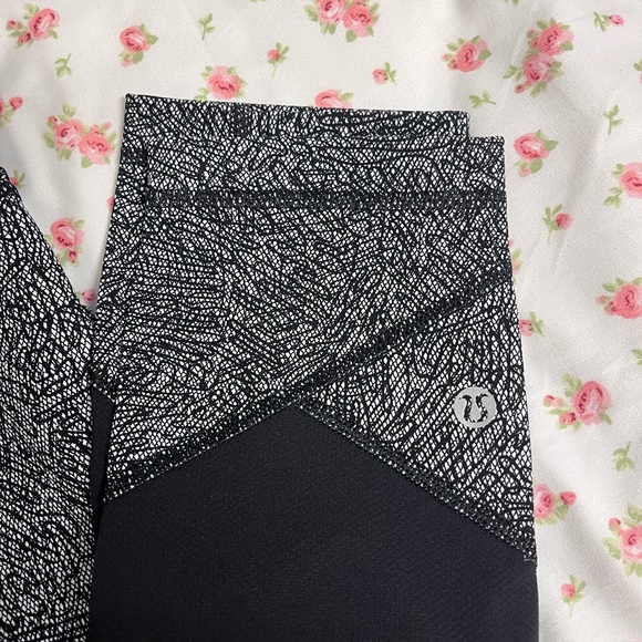 Lululemon Cropped Leggings Size 2 - Picture 5 of 7